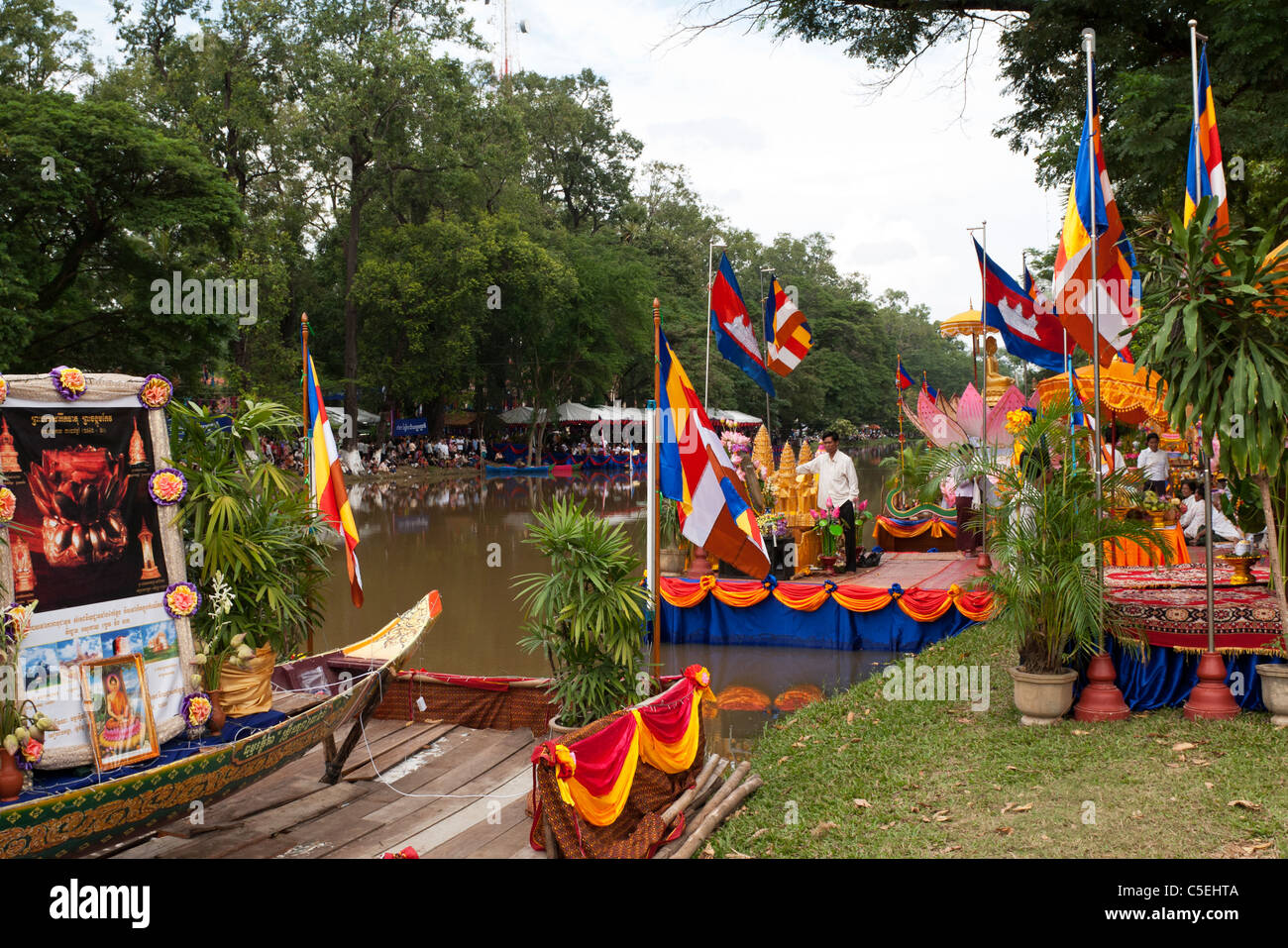 Flussufer Buddhistische Schreine auf der 2010, wasserfest, Siem Reap, Kambodscha Stockfoto