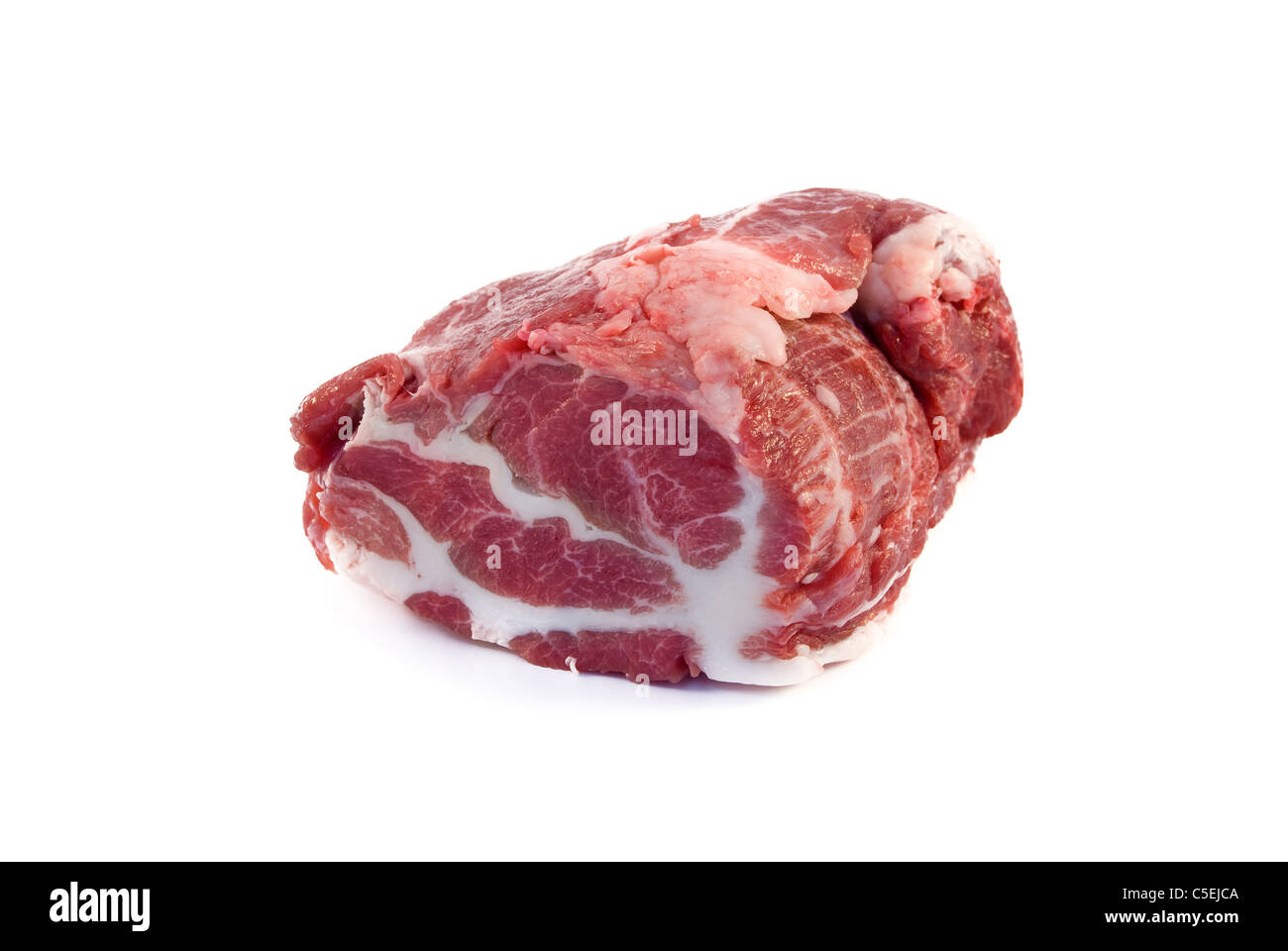 Das Stück rohes Fleisch wird auf einem weißen Hintergrund isoliert Stockfoto
