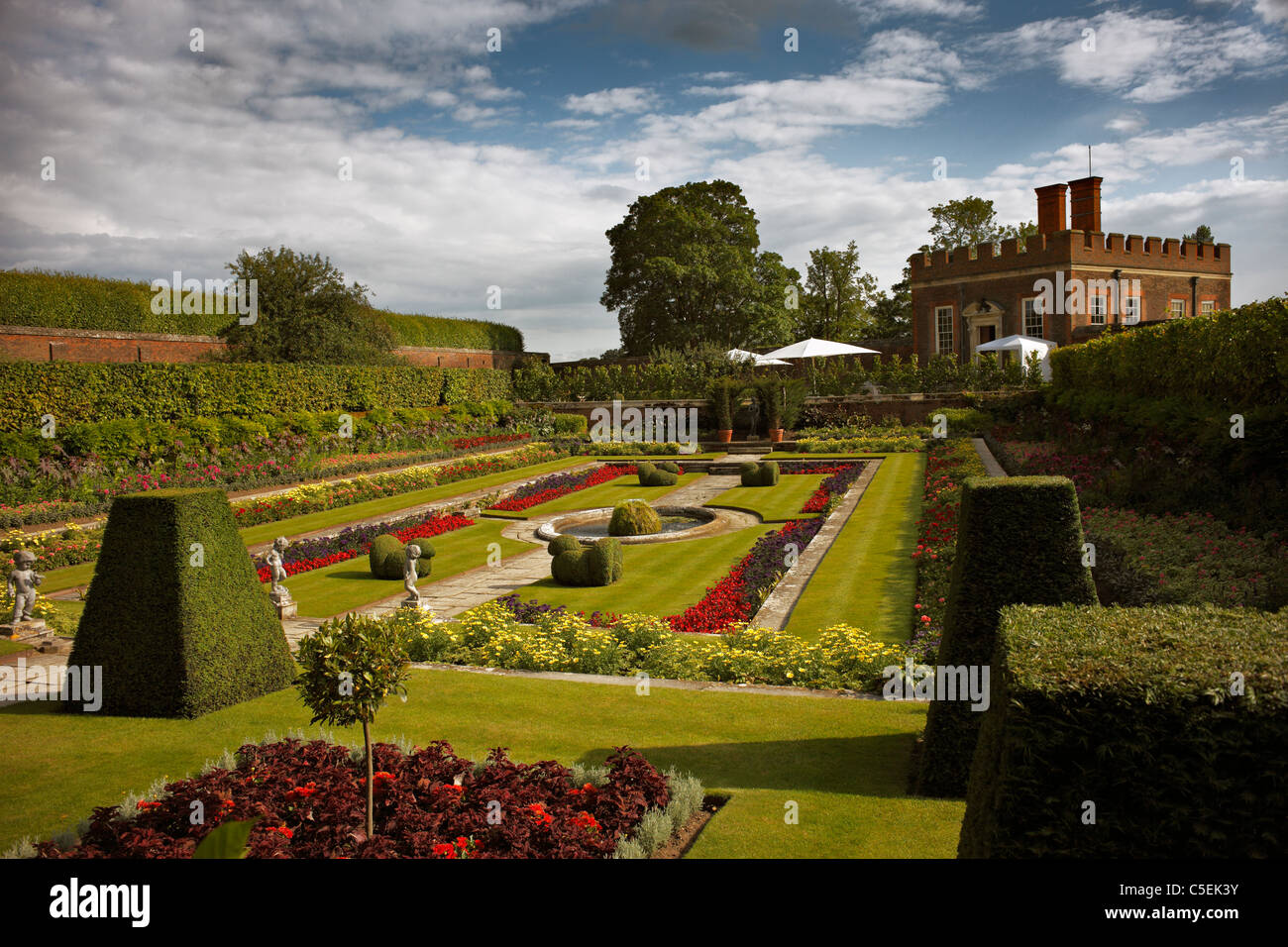 Hampton Court Palace, Ziergarten und Bankett Haus. Stockfoto