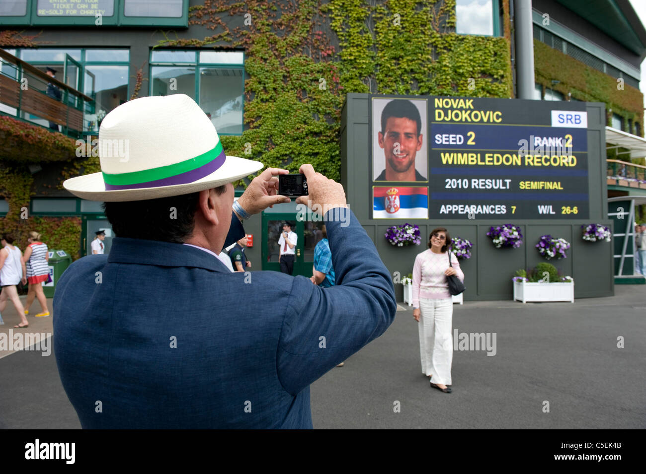 Masse ein Bildschirmfoto des Anzeigers außerhalb Centrecourt während der 2011 Wimbledon Tennis Championships Stockfoto