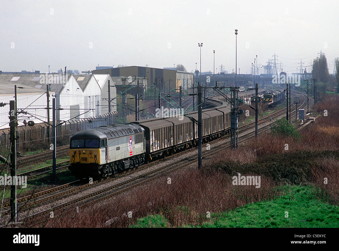 Eine Klasse 56 Diesellok mit einem Zug der leeren Transporter Abfahrt Welligkeit Lane Yard in East London. 25. März 1997. Stockfoto