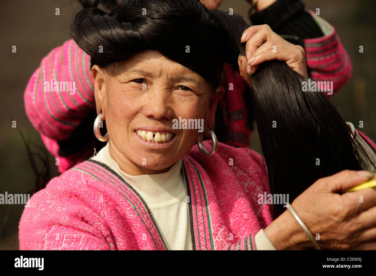 Frauen der Yao-Minderheit mit Trachten und ihre charakteristische Frisur bei Ping eine in der Nähe von Longsheng, Guangxi, China Stockfoto