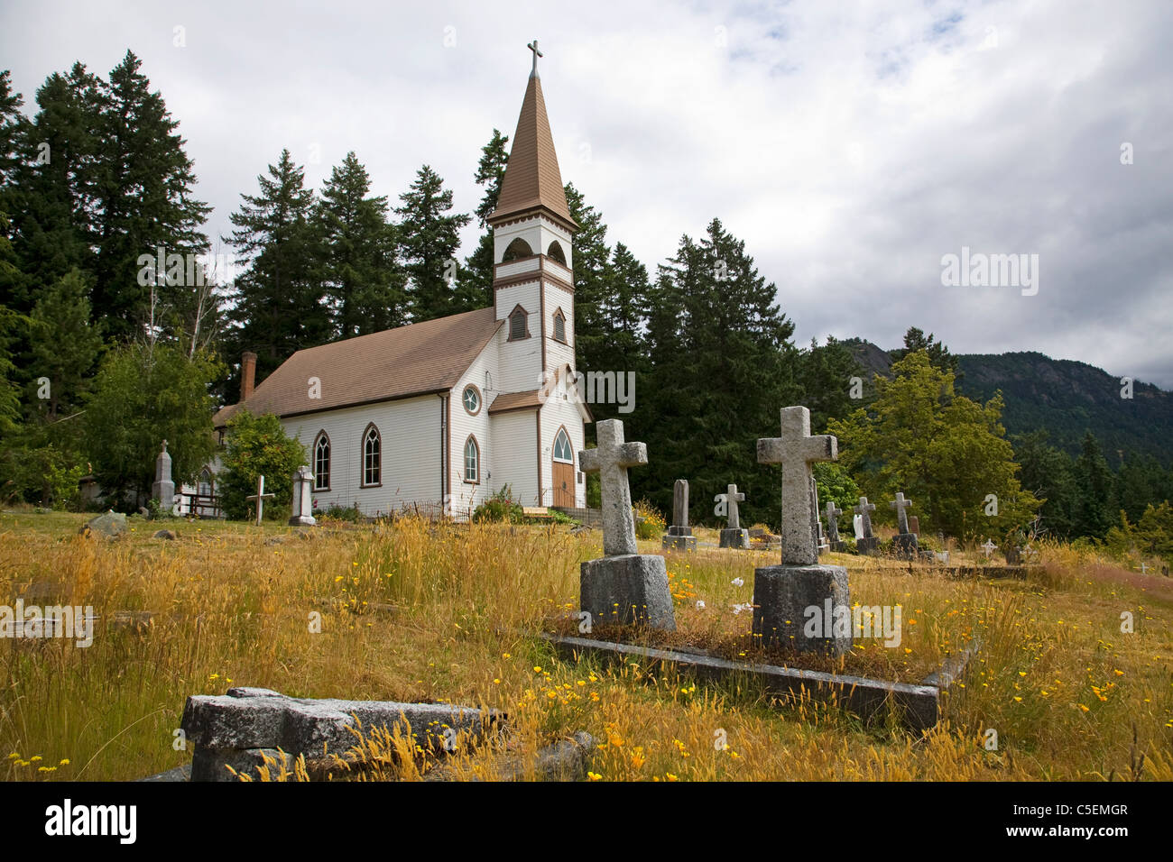 St. Anna Kirche und der indischen (erste Nation) Friedhof oder Friedhof in der Nähe von Cowichan Bay, Vancouver Island, Britisch-Kolumbien Stockfoto