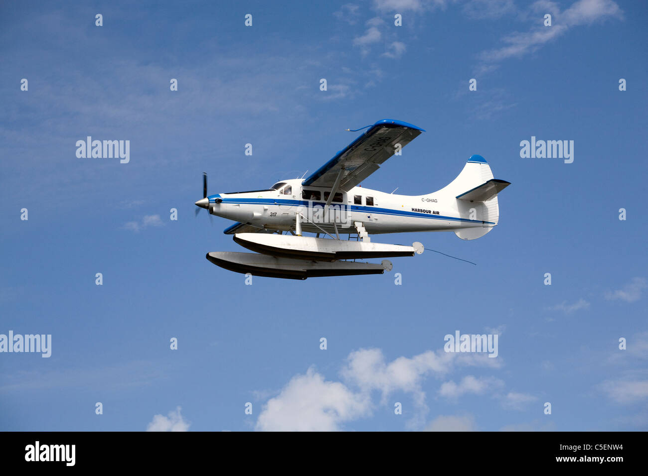 Eine de Havilland Canada DHC-3 Otter schwimmen Flugzeug oder Flugzeug fliegt über Puget Sound im Staat Washington Stockfoto