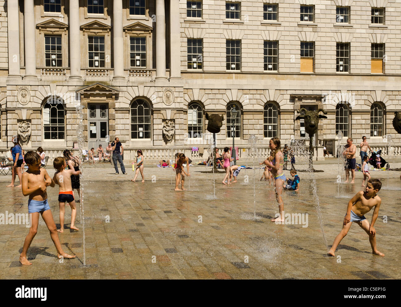 Kinder spielen am Somerset House in Sommer, London, England, Großbritannien, UK Stockfoto