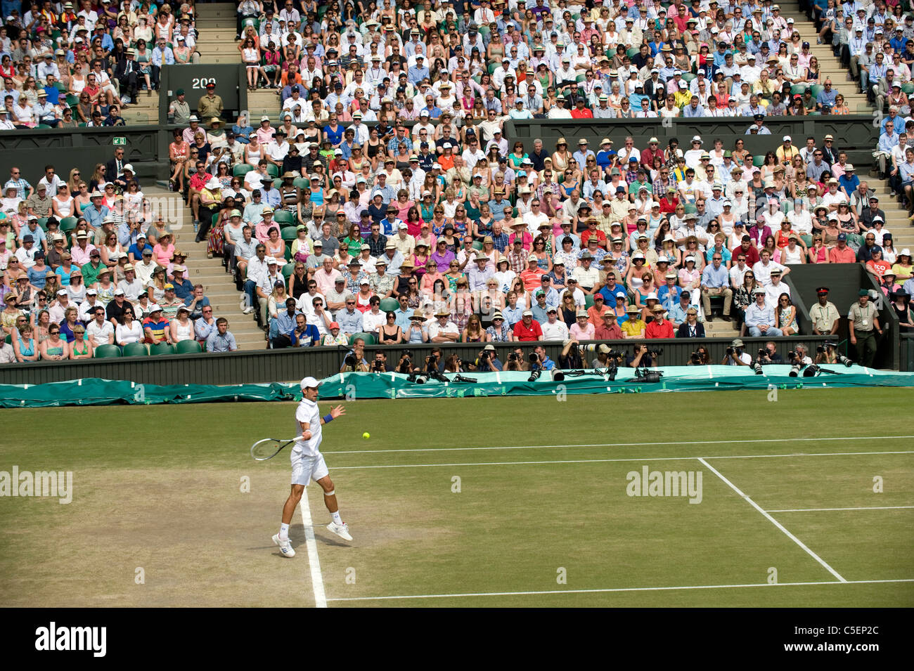 Gesamtansicht der Centre Court während der Männer Singles Finale bei den 2011 Wimbledon Tennis Championships Stockfoto