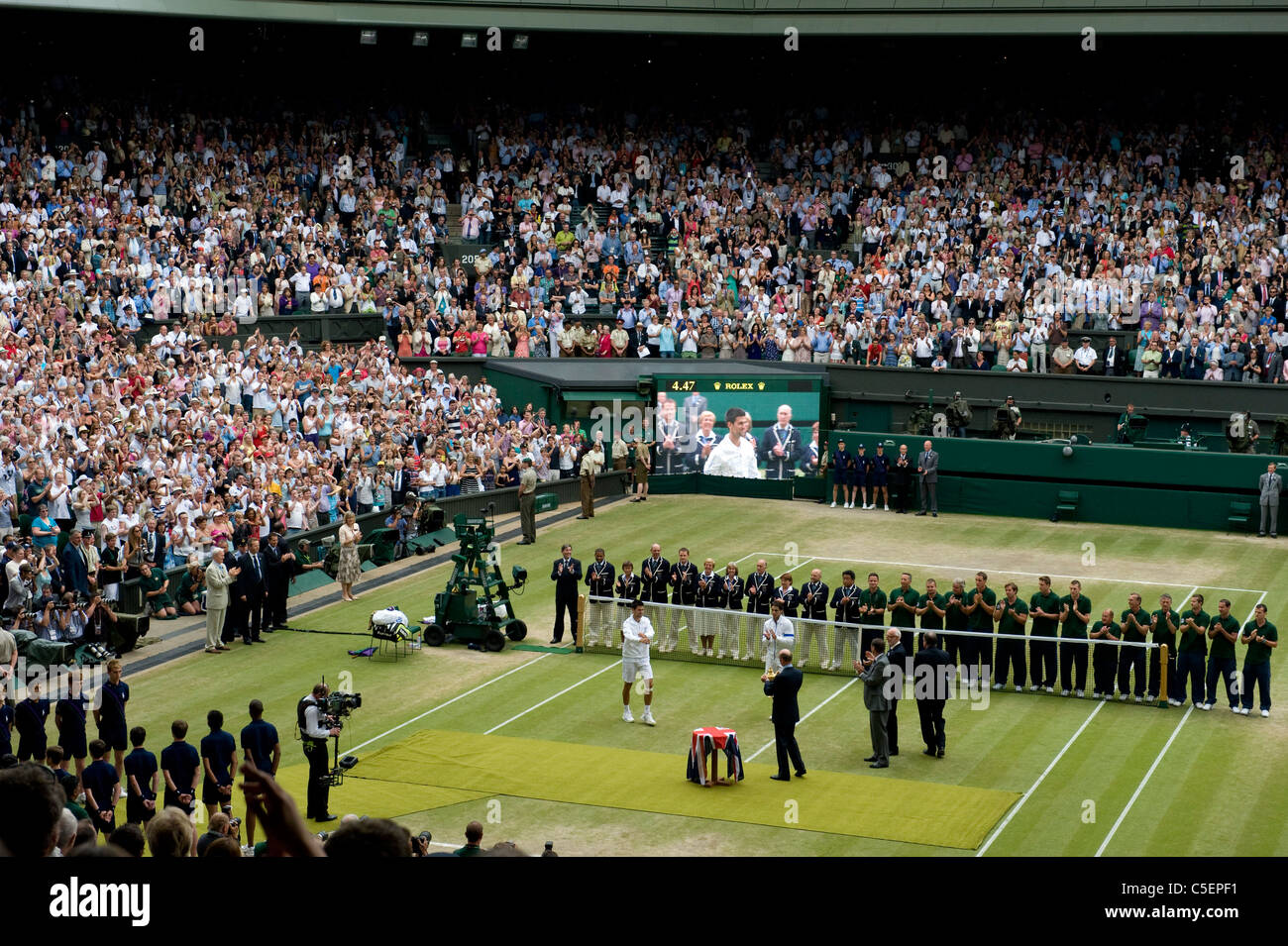 Blick auf Center Court bei der Preis-Präsentation für die Männer Singles Finale bei den 2011 Wimbledon Tennis Championships Stockfoto