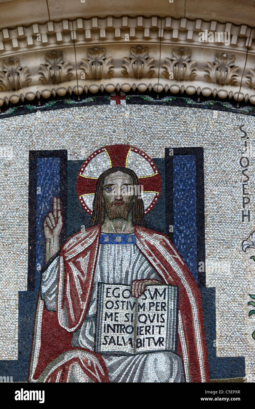 Detail der Mosaik von Christus Pantokrator über dem Westportal der Kathedrale des Kostbaren Blutes, Westminster, London, England Stockfoto