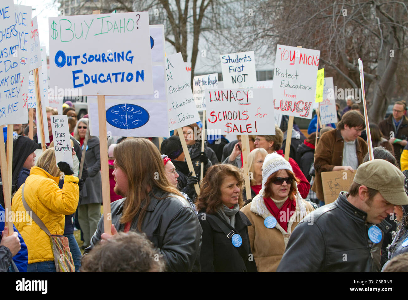 Menschen protestieren Kürzungen der Bildungsfinanzierung in Boise, Idaho, USA. Stockfoto