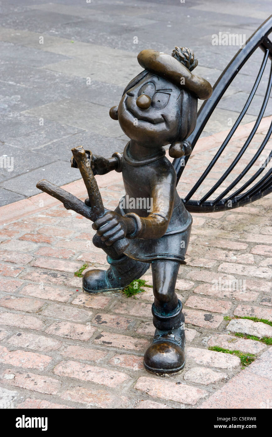 Statue von Minnie Minx (aus dem Comic Beano) in Stadtplatz, Dundee, Central Lowlands, Scotland, UK Stockfoto