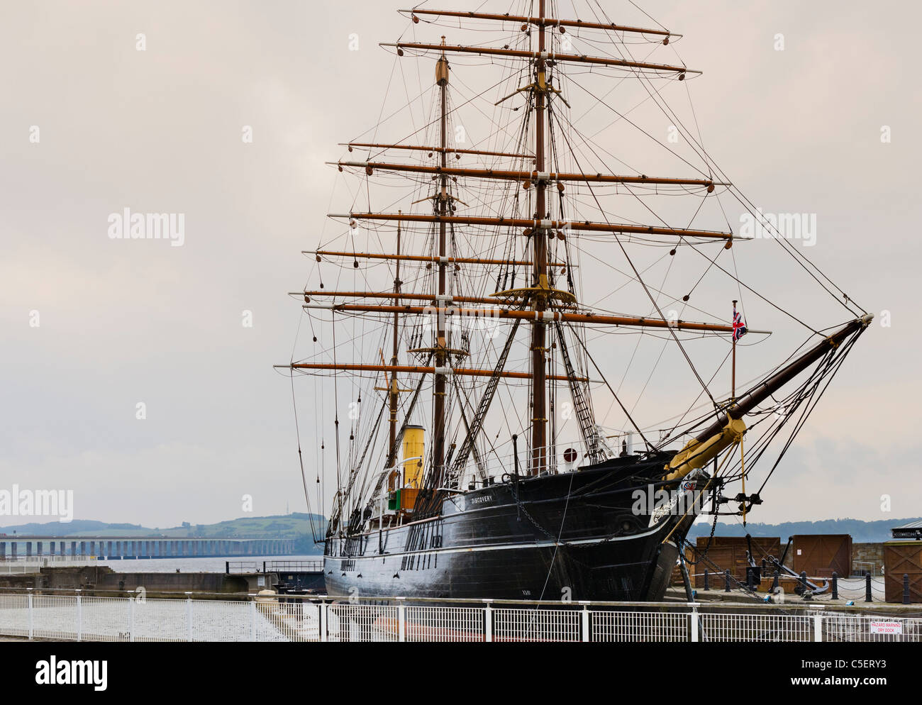 Die RRS Discovery (Scotts Antarktisexpedition Schiff) mit der Tay-Brücke hinter, Dundee, Central Lowlands, Scotland, UK Stockfoto