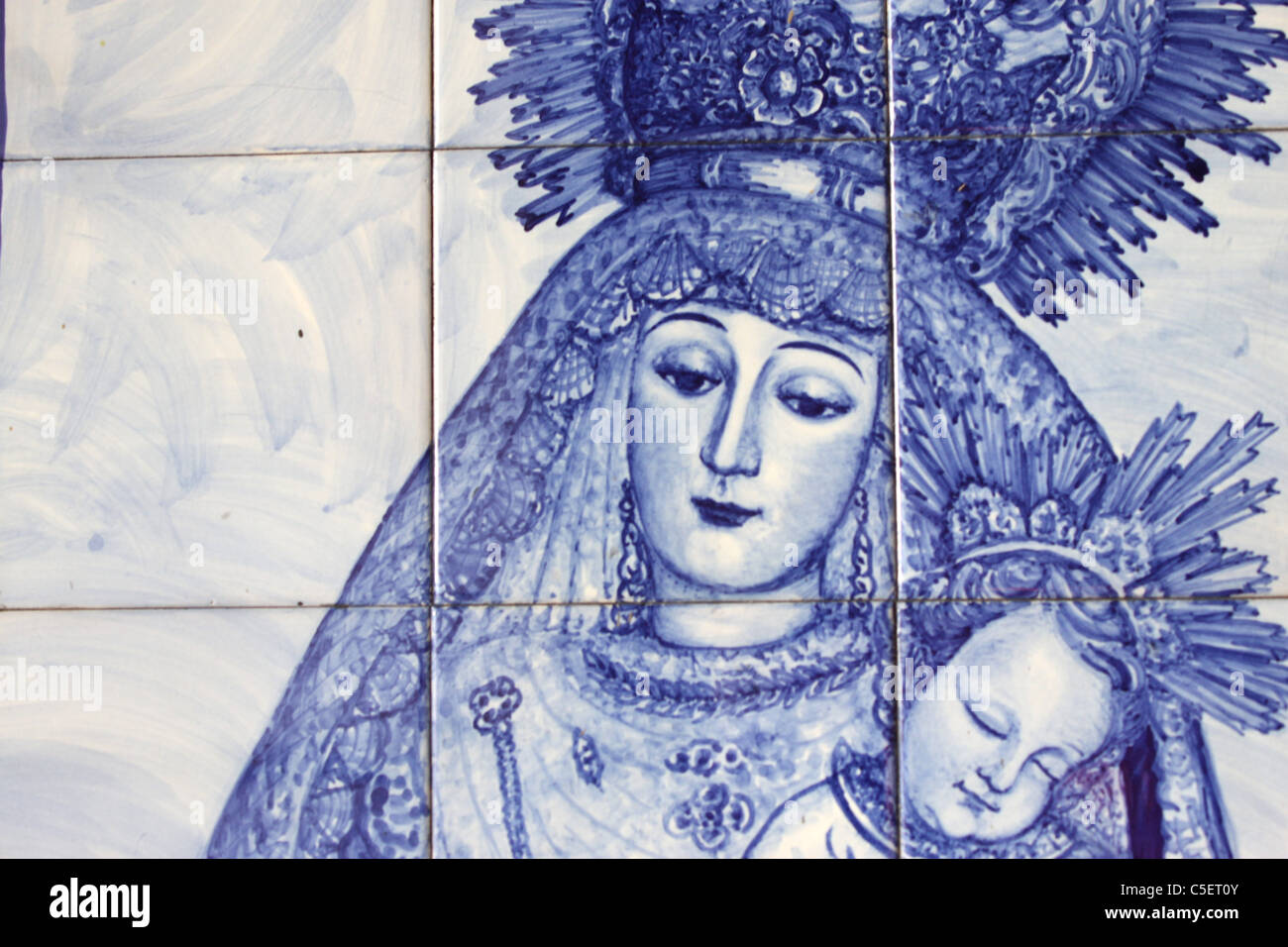 Eine Jungfrau des Rosenkranzes gemalt in Keramikfliesen in der Wallfahrtskirche Nuestra Señora de Las Montañas, Villamartin, Cadiz, Spanien Stockfoto