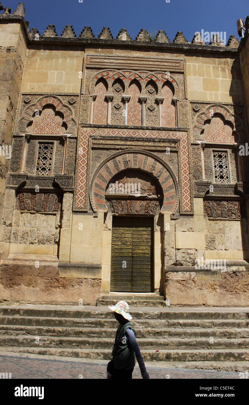 Ein Tourist geht außerhalb der Moschee und Kathedrale von Córdoba, Andalusien, Spanien, 17. April 2010. Stockfoto