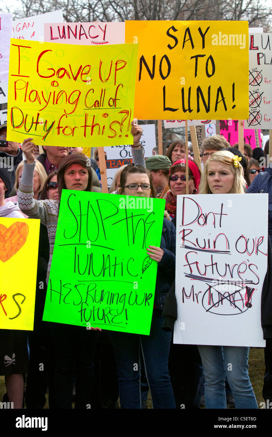 Menschen protestieren Kürzungen der Bildungsfinanzierung in Boise, Idaho, USA. Stockfoto