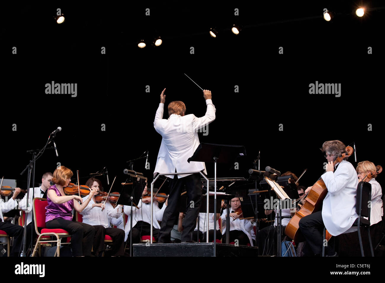 Winnipeg Symphony Orchestra unter der Leitung von Alexander Mickelthwate. Stockfoto