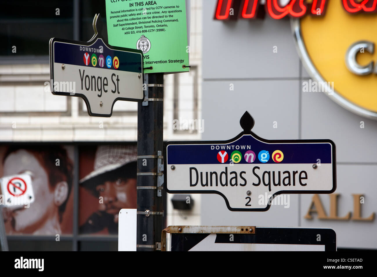 Streetsigns Innenstadt von Yonge street und Dundas square Toronto Ontario Kanada Stockfoto