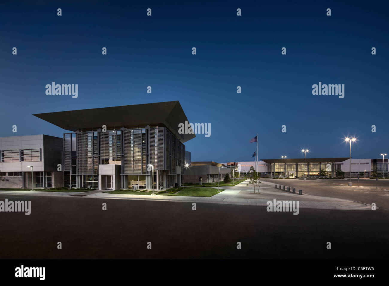 Das National Center for Aviation Training, Wichita, Kansas. Verwaltungsgebäude im Vordergrund in der Abenddämmerung. Stockfoto