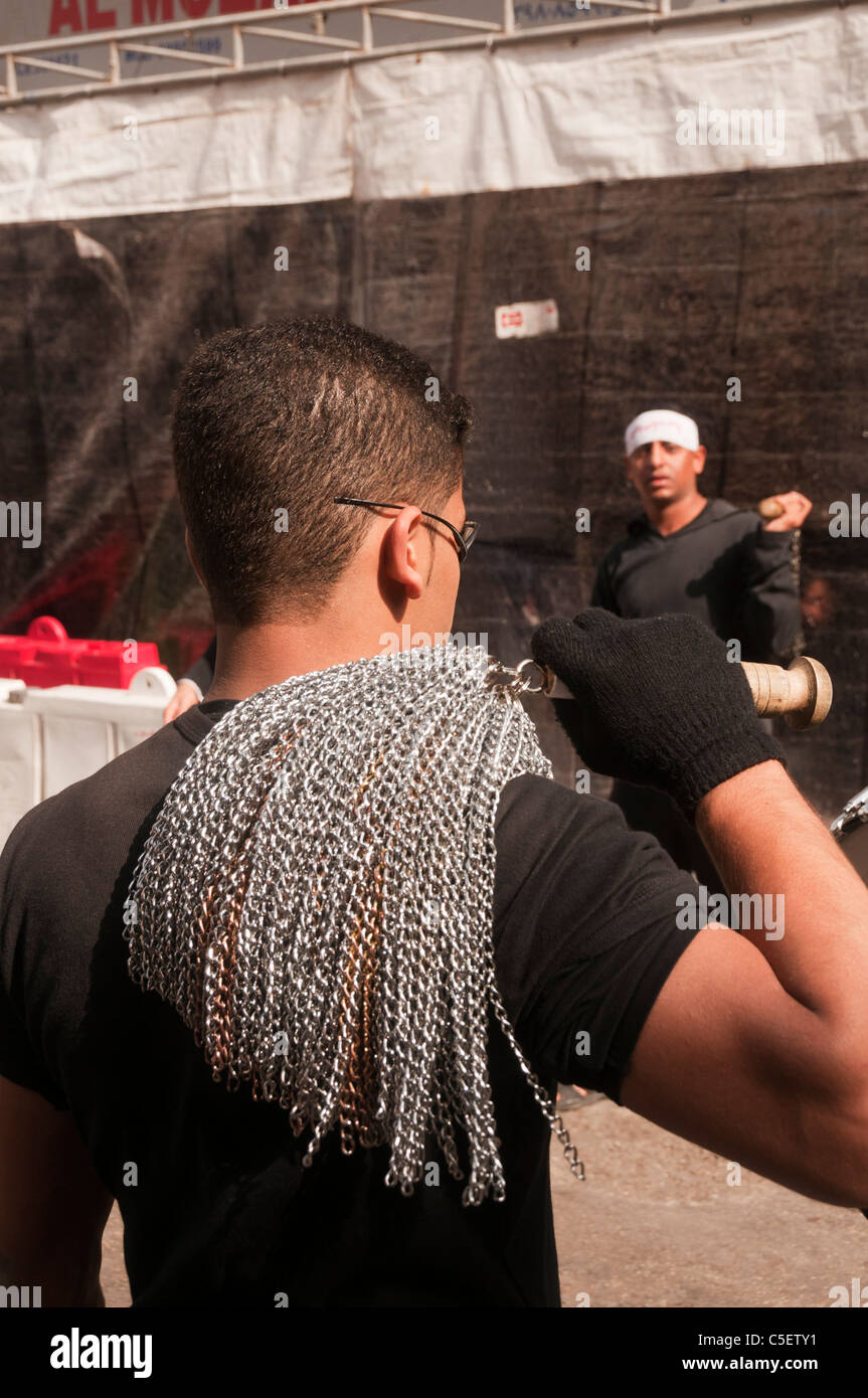 Bahrain Manama Ashura Shia Mann überschlagender Stockfoto