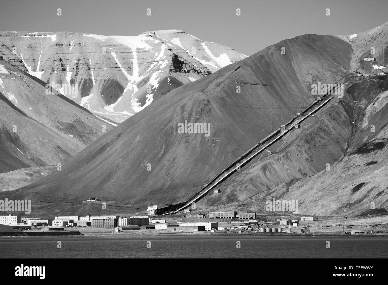 Pyramiden - verlassene russische Kohle Bergbausiedlung im Svalbard - schwarz / weiß Stockfoto