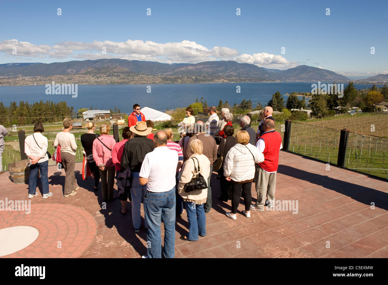 Eine Reisegruppe anhören der Guide in Summerhill Pyramid Winery, Kelowna, Kanada Stockfoto