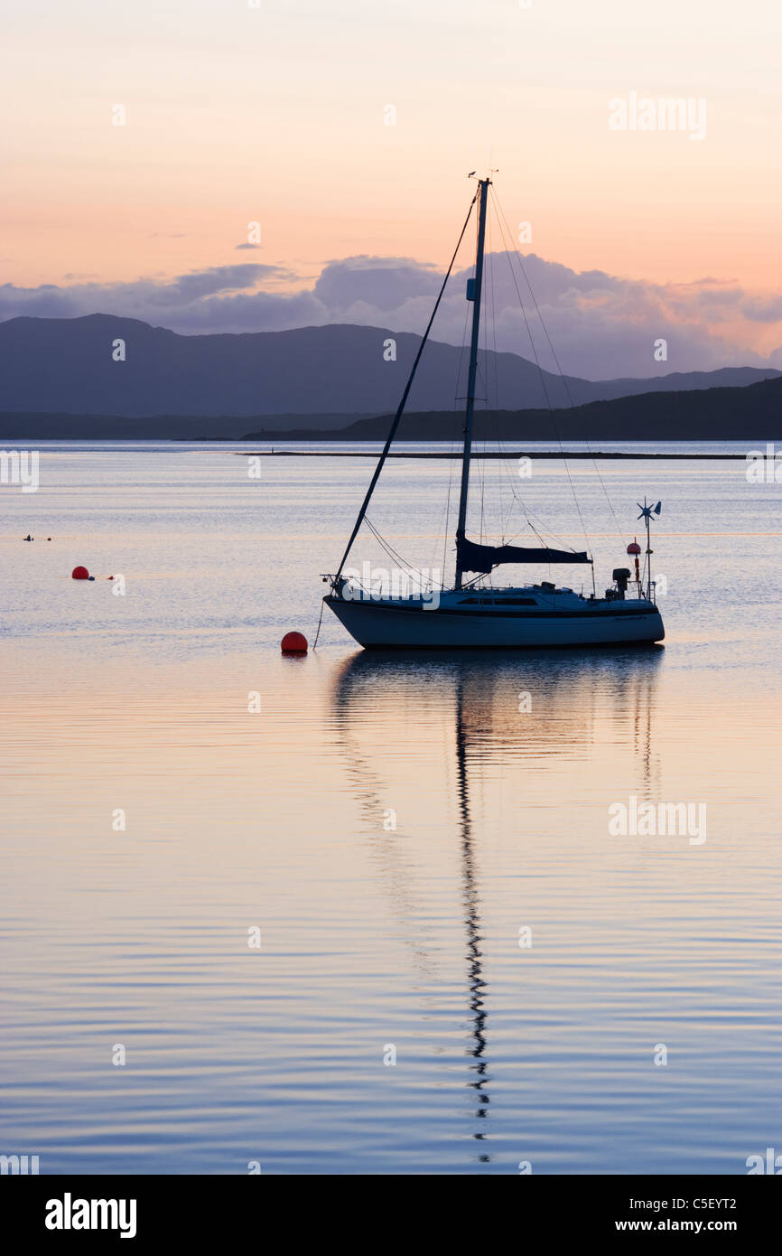 Boot bei Sonnenuntergang am Connel auf Loch Etive, Argyll, Schottland, UK. Stockfoto