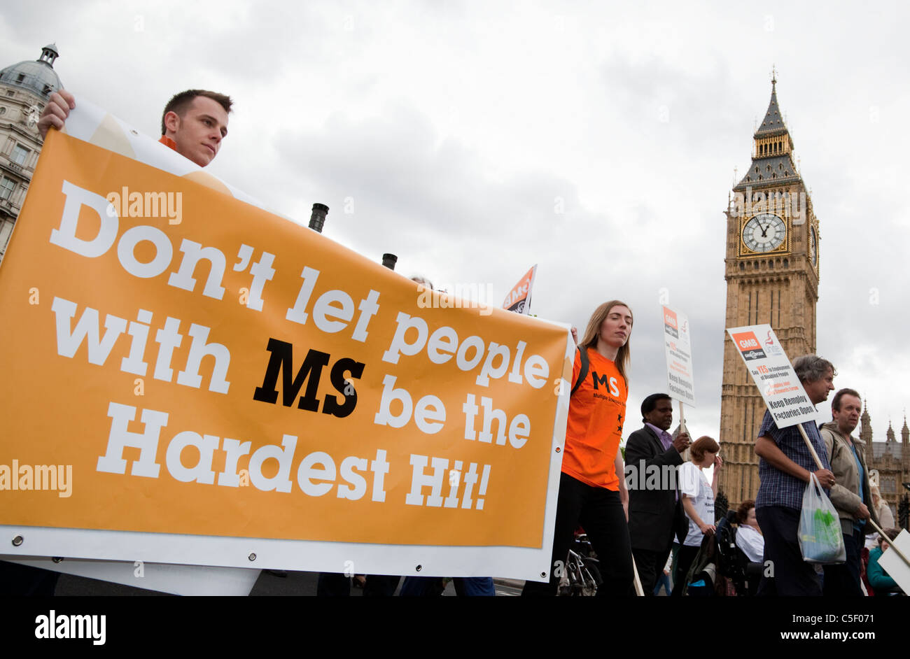 Tausende von Menschen mit Behinderungen marschierten durch London am härtesten getroffen März aus Protest gegen staatliche Budgetkürzungen. Stockfoto