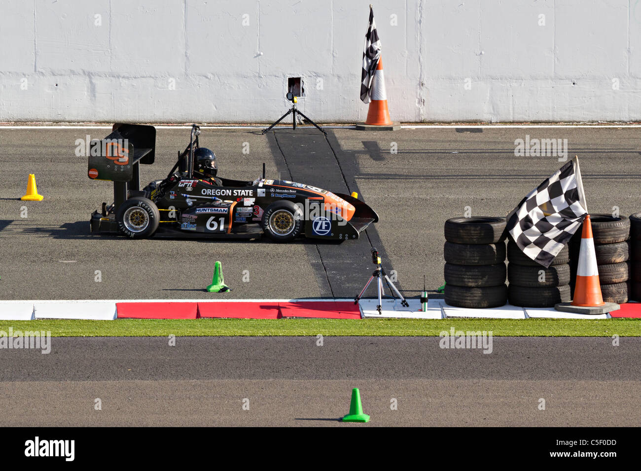 Formula Student Racing Auto Motorsport bei Silverstone durchlaufen der Ziellinie Timing sensor Stockfoto