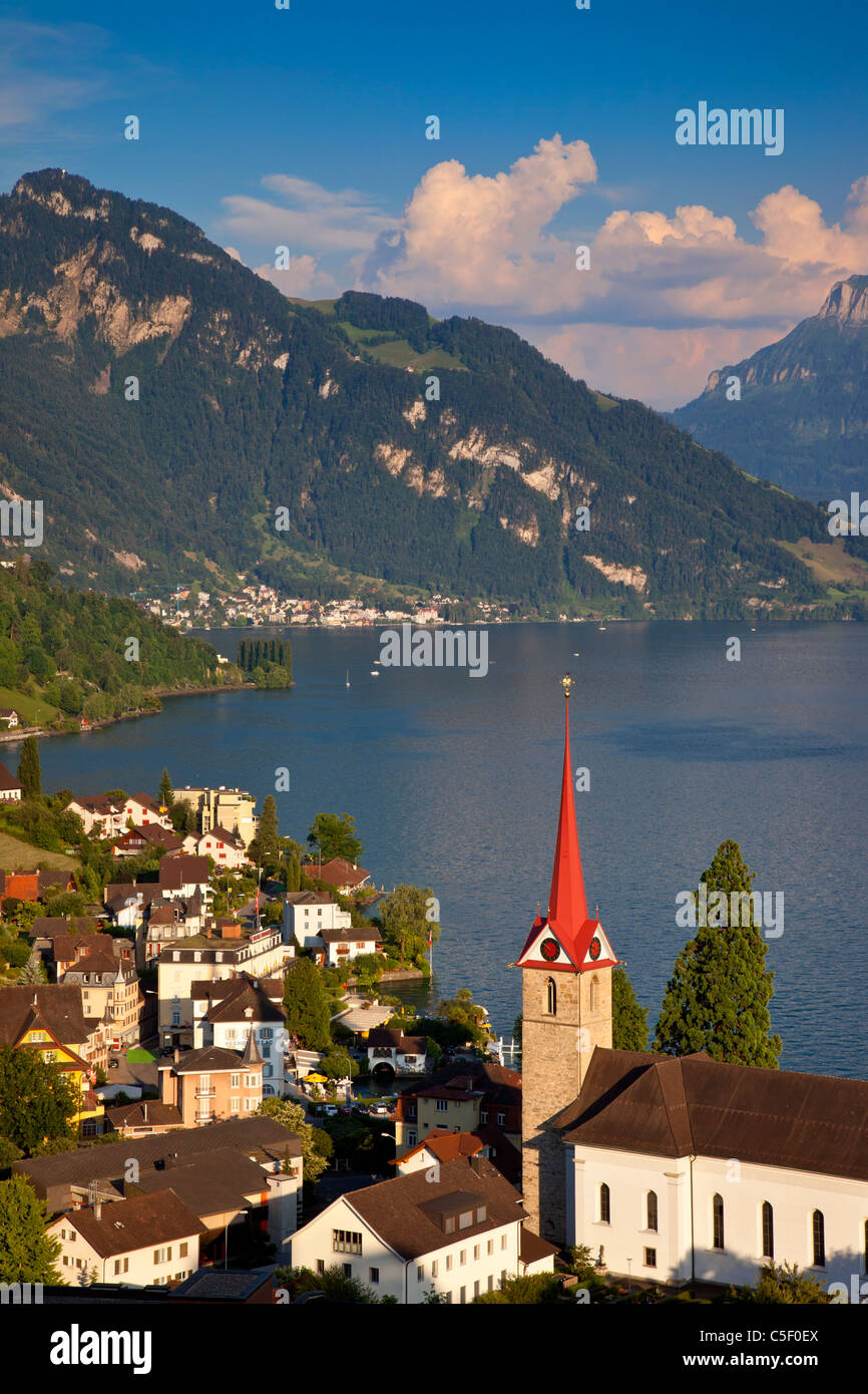 Pfarrei Kirche St. Maria und das Dorf Weggis mit Blick auf den Vierwaldstättersee, Schweiz Stockfoto