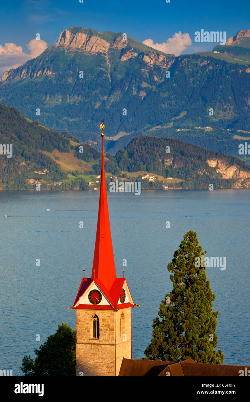 Pfarrkirche St. Maria mit Blick auf den Vierwaldstättersee und die Alpen, Weggis Luzern Schweiz Stockfoto