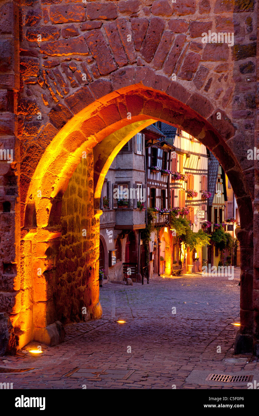 Stein-Eingangstor zum mittelalterlichen Dorf von Riquewihr, entlang der Weinstraße, Elsass Haut-Rhin-Frankreich Stockfoto