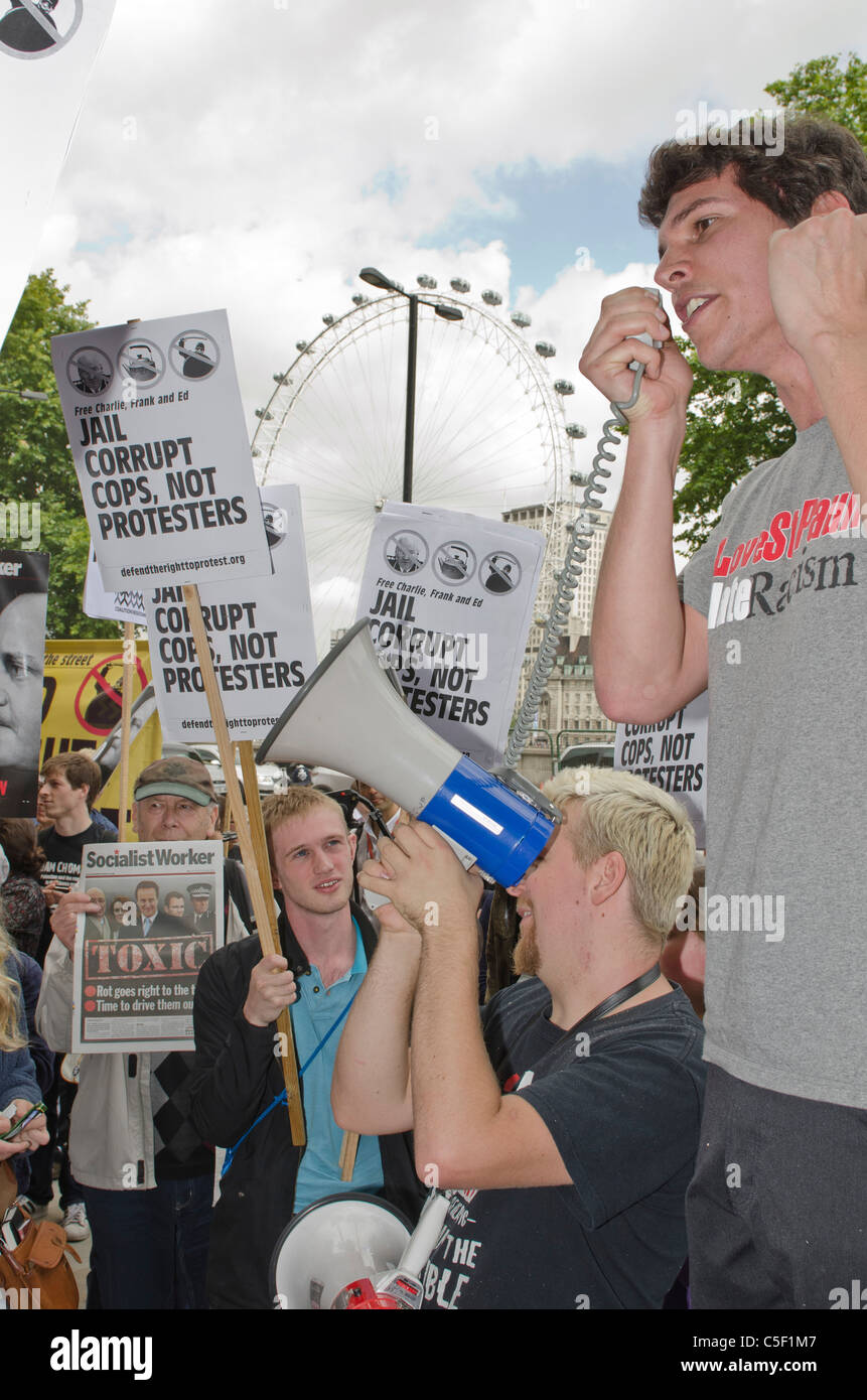 Anti-Murdoch Demonstranten und Plakate außerhalb Portcullis House Westminster London Uk Stockfoto