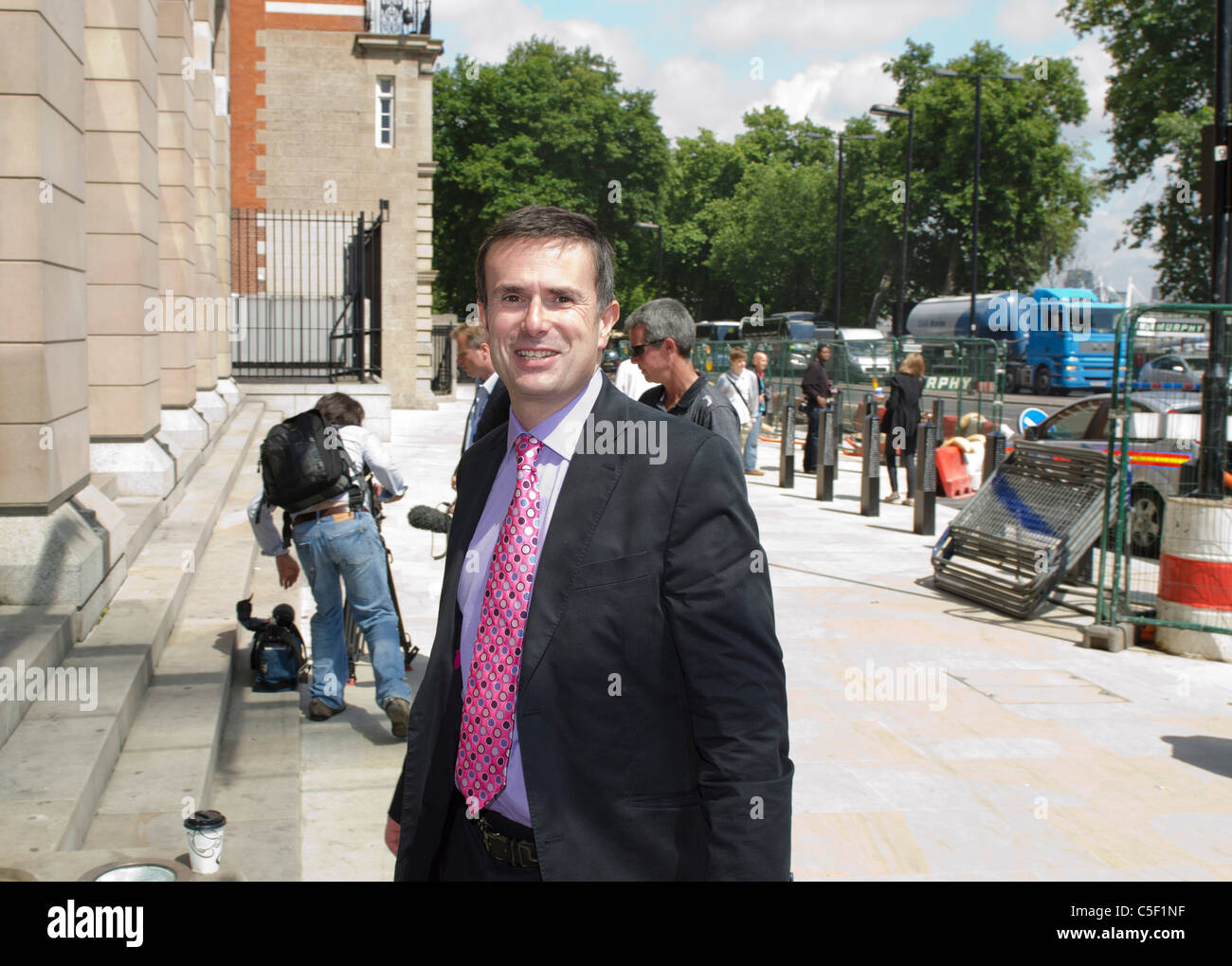 Robert Peston außerhalb Portcullis House Westminster London Uk Stockfoto