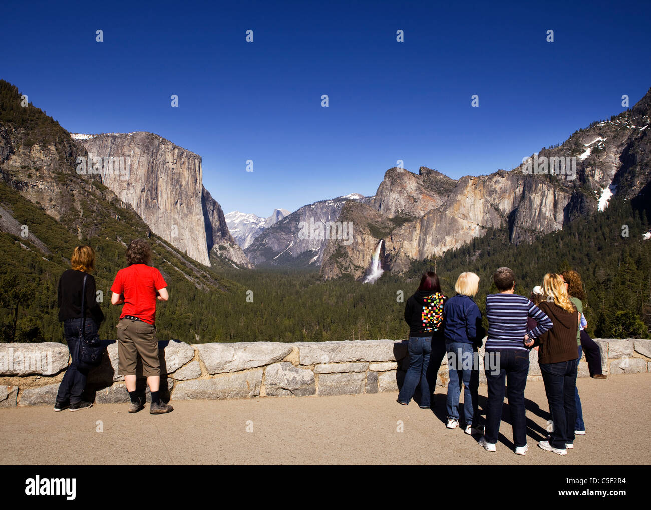 Besucher genießen den grandiosen Blick auf Yosemite Valley von Tunnel View-Aussichtspunkt Stockfoto