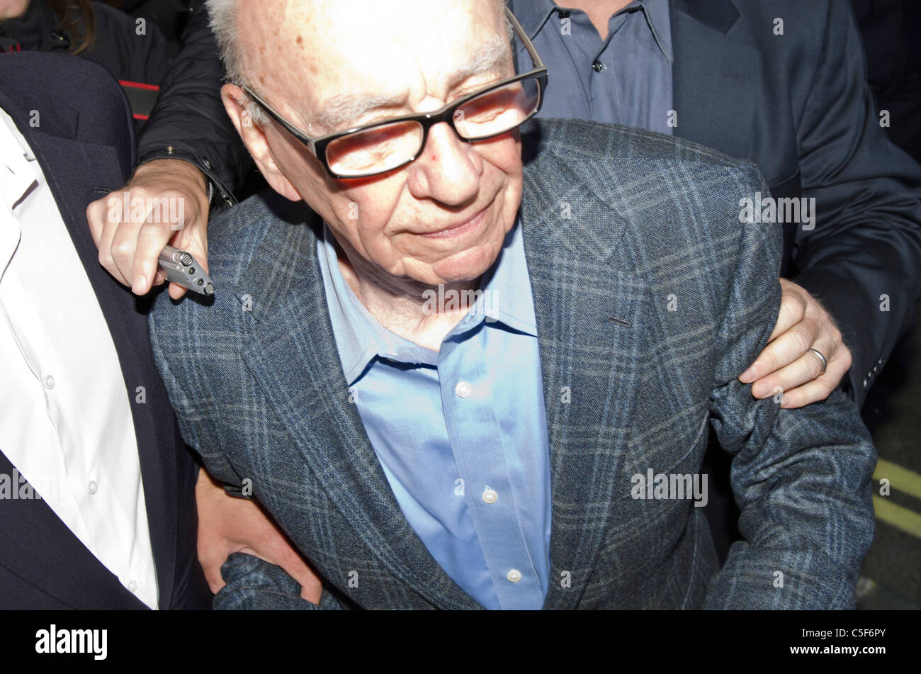 Rupert Murdoch außerhalb seiner Londoner Wohnung. Nachrichtenmedien packte. Stockfoto