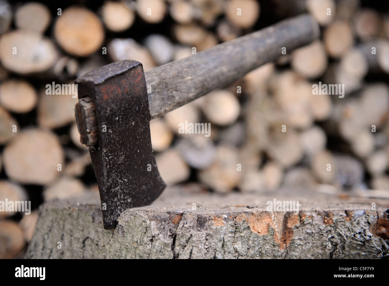 Einer alten Axt ruht in einem Hackstock UK Stockfoto