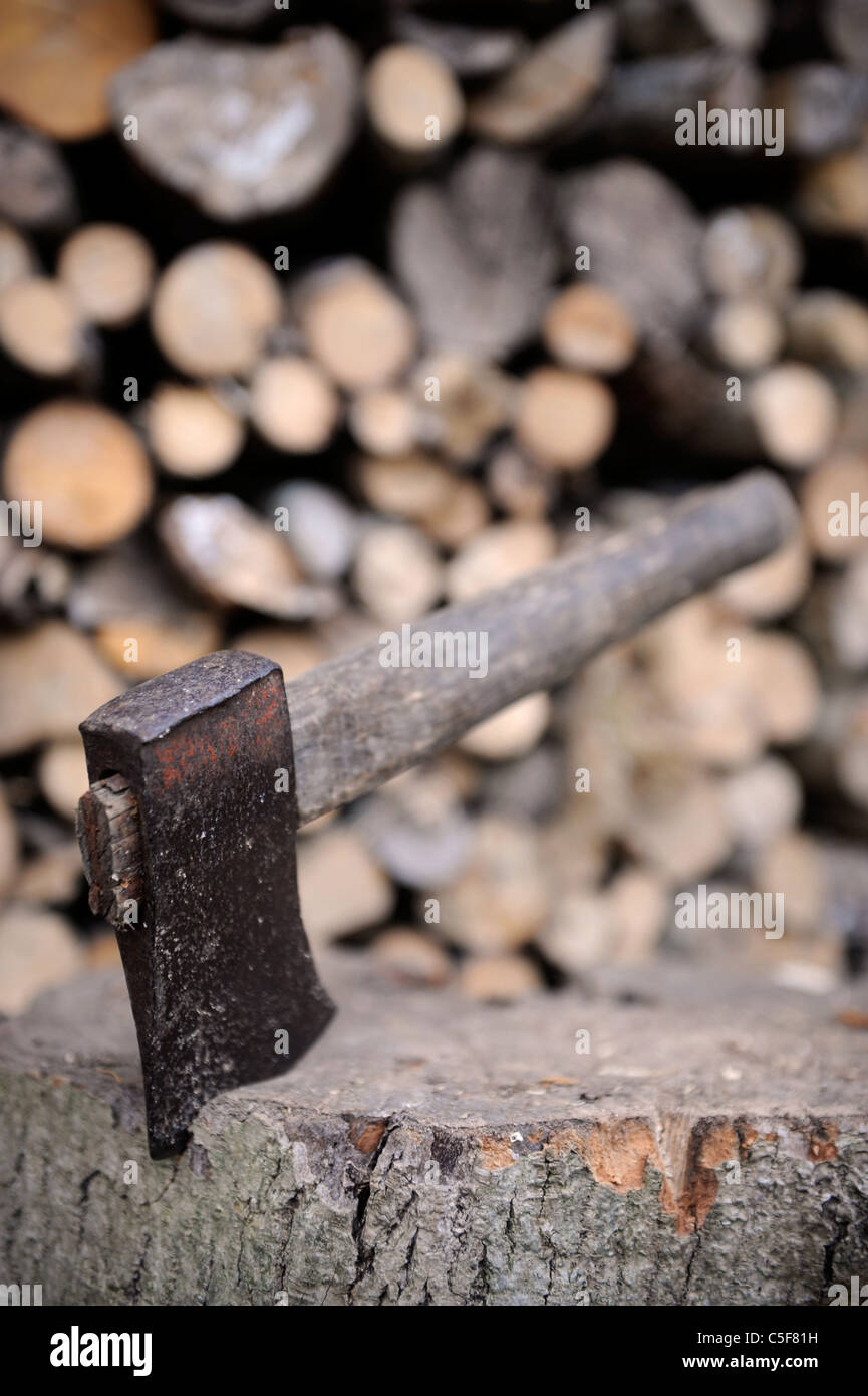 Einer alten Axt ruht in einem Hackstock UK Stockfoto