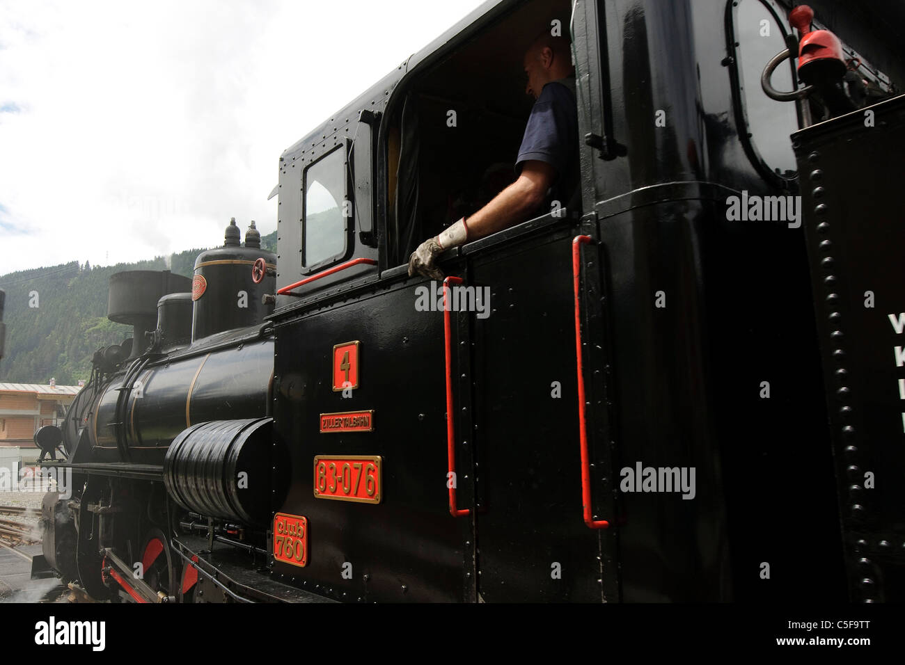 Zillertal, Tirol, Österreich, Dampf geschleppt Touristenzug auf der Schmalspurbahn Zillertalbahn die historische Lokomotive Stockfoto