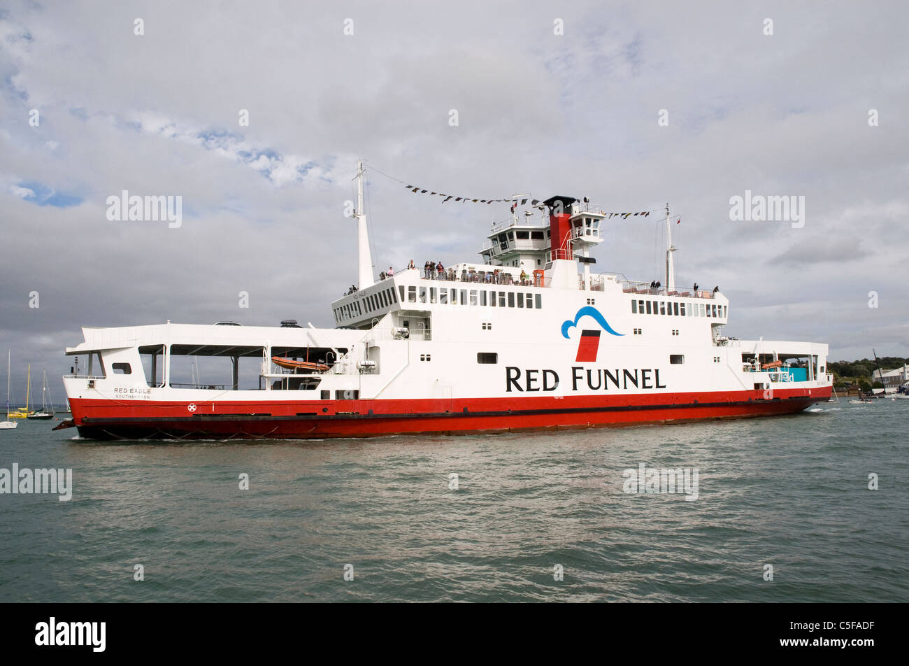 Roter Adlerorden, Red Funnel Fähre überqueren Form Southampton in Großbritannien nach Cowes auf der Isle Of Wight Stockfoto