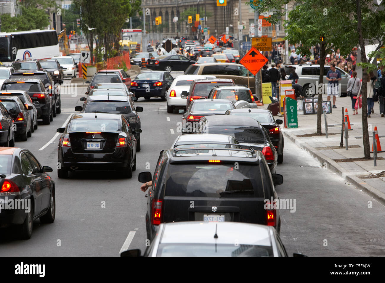die Innenstadt von verkehrsreichen wegen Straßenbauarbeiten in Toronto Ontario Kanada Stockfoto