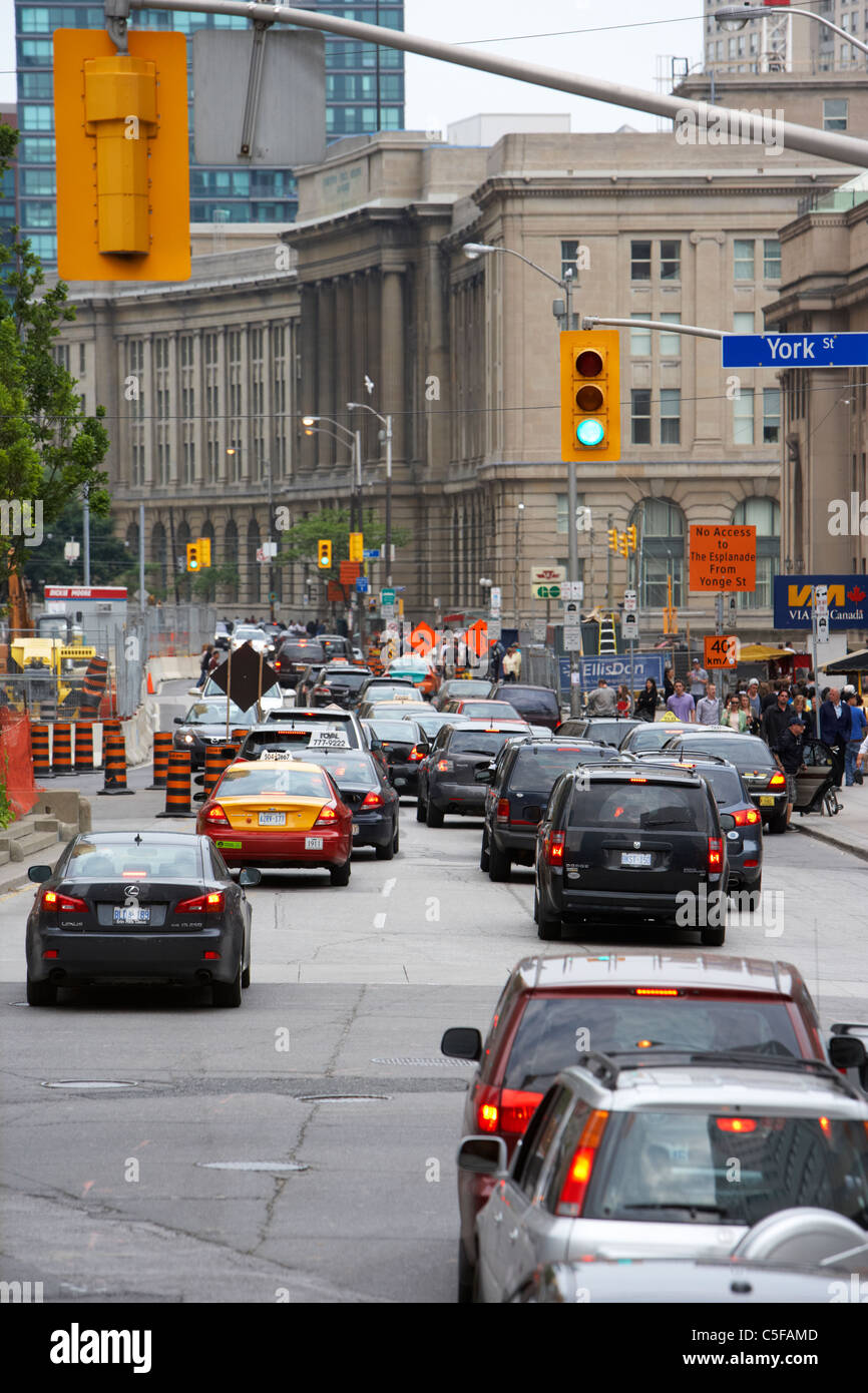 die Innenstadt von verkehrsreichen wegen Straßenbauarbeiten in Toronto Ontario Kanada Stockfoto