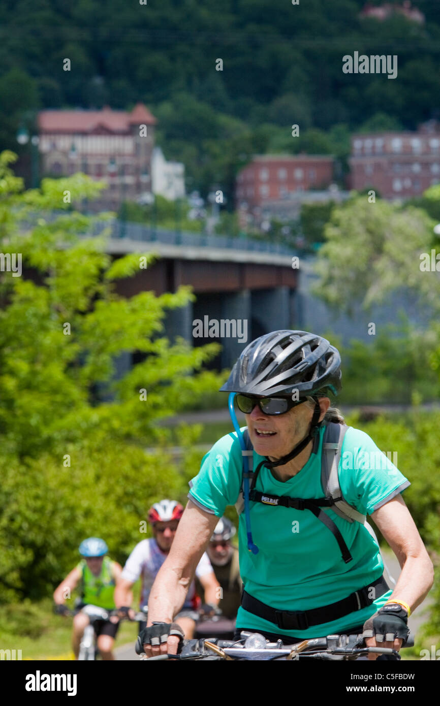 Radfahren in Little Falls, den Erie Canal Bike Radtour, Mohawk Valley, New York State, USA Stockfoto