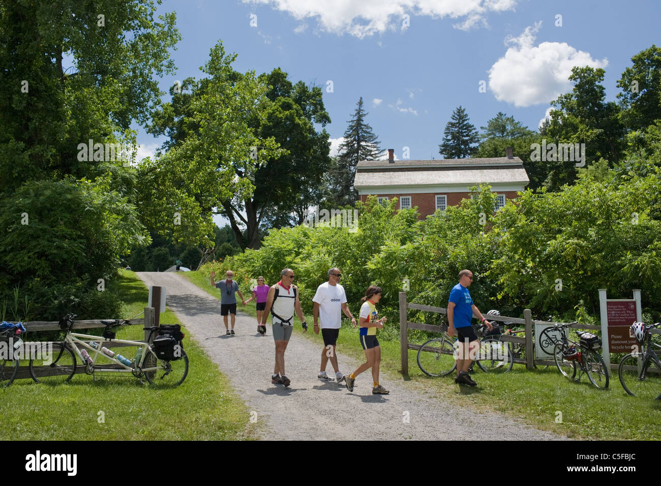 Biker stop besuchen Herkimer Home, The Erie Canal Bike Radtour, Mohawk Valley, New York State, USA Stockfoto