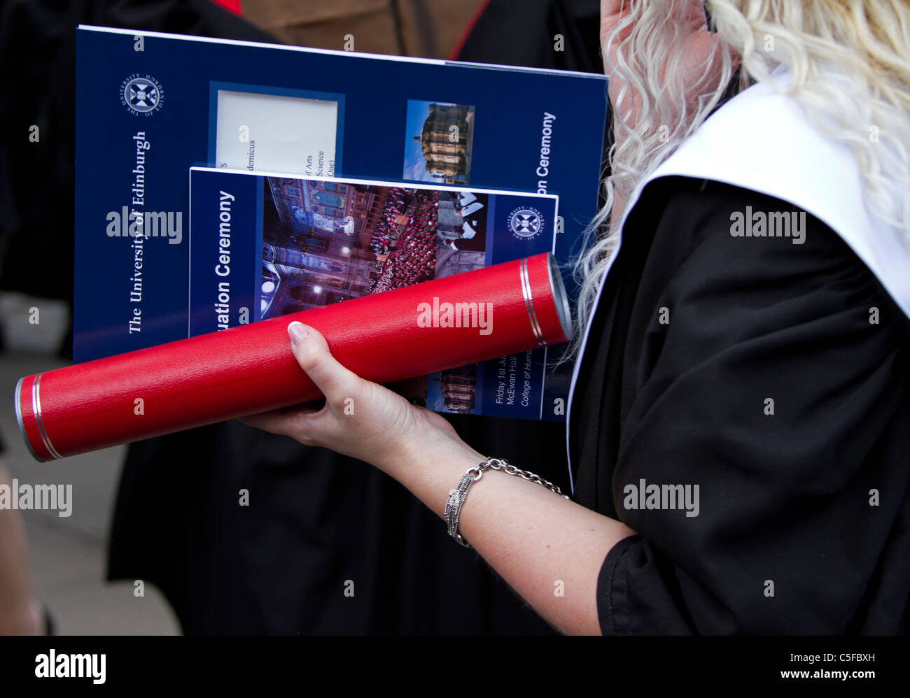 Graduate Studentin mit Universität Diplom Scroll, Edinburgh UK Europe Stockfoto