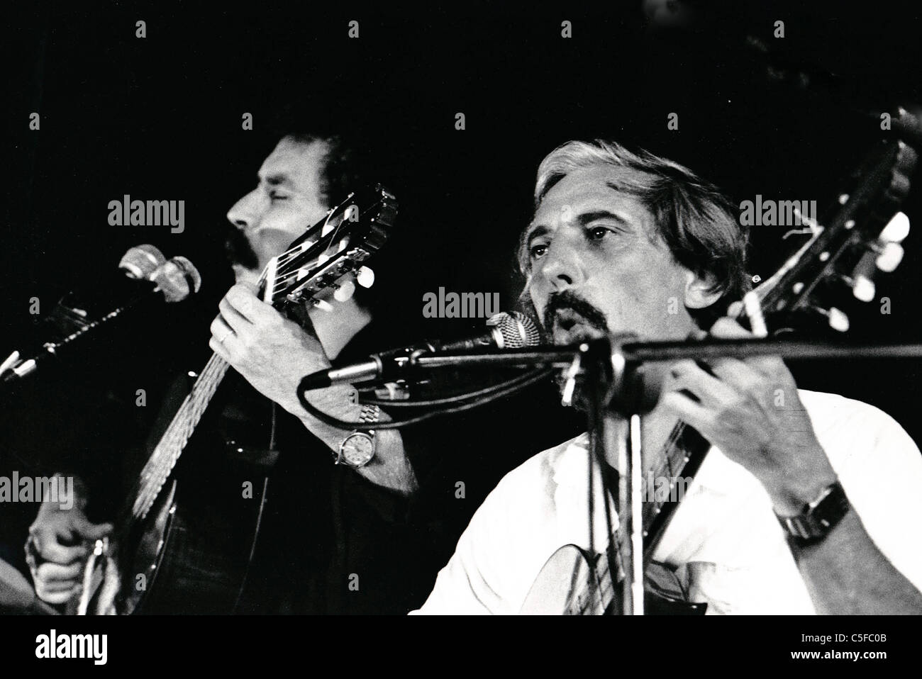 Uruguay. Los Olimareños-Volksmusik-Duo spielt in Montevideo in den 1980er Jahren Stockfoto