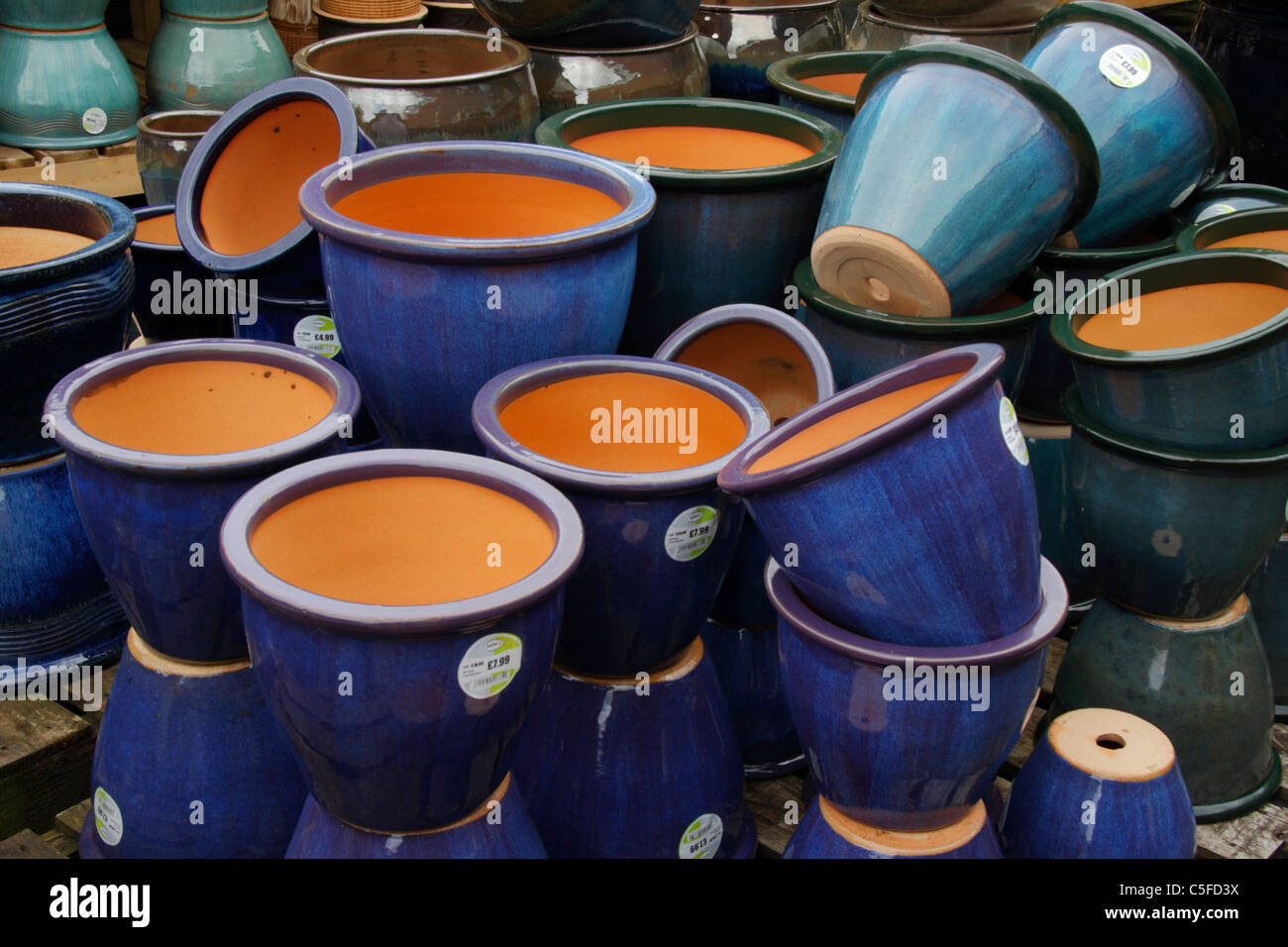 Keramik Blumentöpfe und Containern im Gartencenter. Stockfoto