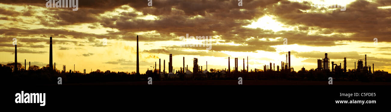 Farbe getönt Panoramaaufnahme der Ölraffinerie bei Sonnenuntergang Stockfoto