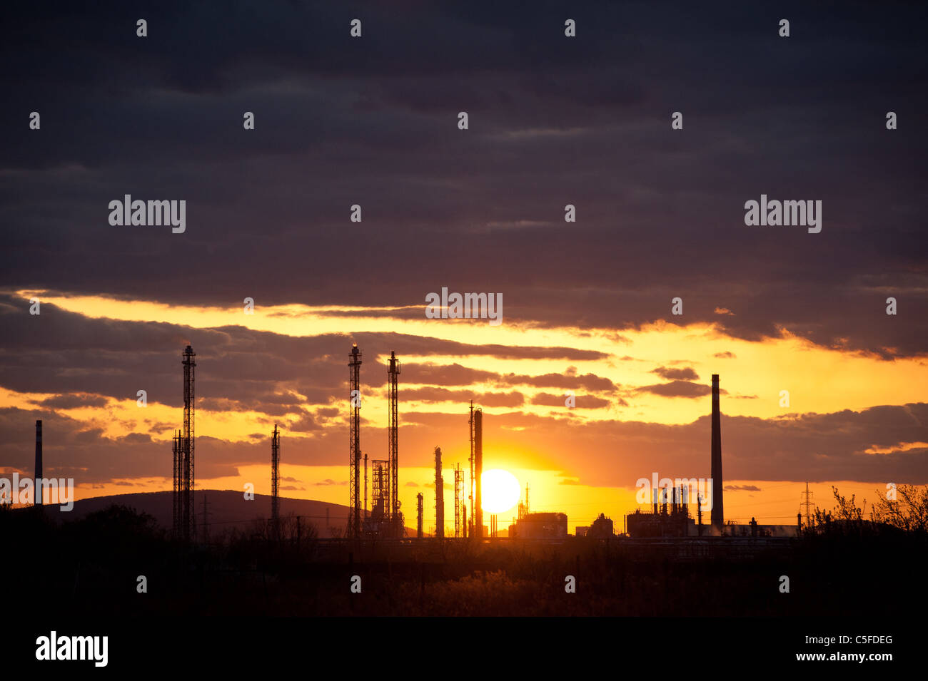 Silhouette der Ölraffinerie bei Sonnenuntergang Stockfoto