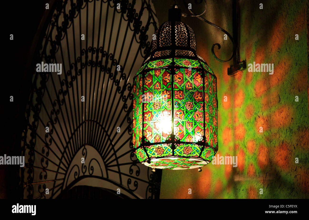 Marokkanische Laterne Lampe Licht und Reflexionen, Marokko, Nordafrika Stockfoto