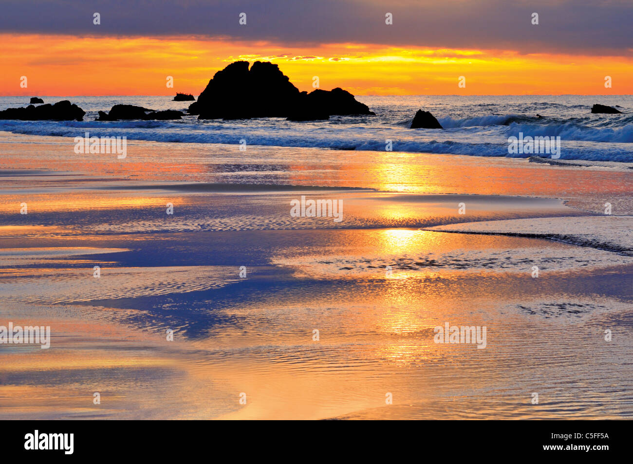 Portugal, Algarve: Sonnenuntergang am Strand Praia Do Amado im Naturpark Costa Vicentina Stockfoto