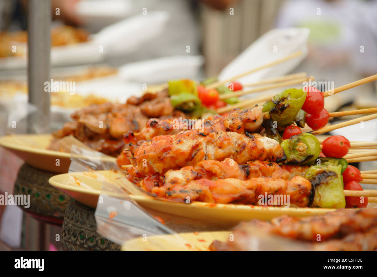 Thai-Küche Grill Huhn und Schweinefleisch-Spieße am Chatuchak-Wochenendmarkt in Bangkok, Thailand Stockfoto